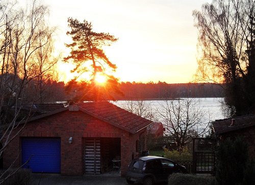 Sonnenaufgang. Blick aus dem Schlafzimmerfenster auf den Salemer See.